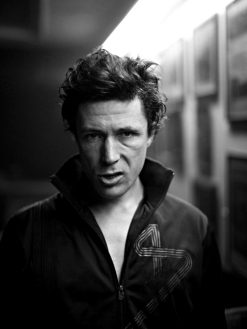  p>艾丹·吉伦(aidan gillen),男,1968年4月24日出生于都柏林, a