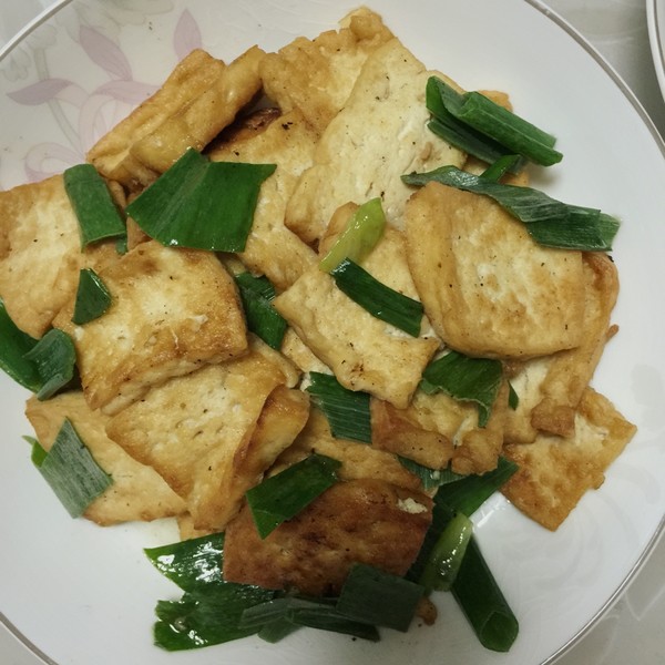 煎豆腐炒蒜苗