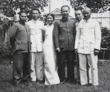 黄琪翔（右三）与周恩来、朱德、叶剑英