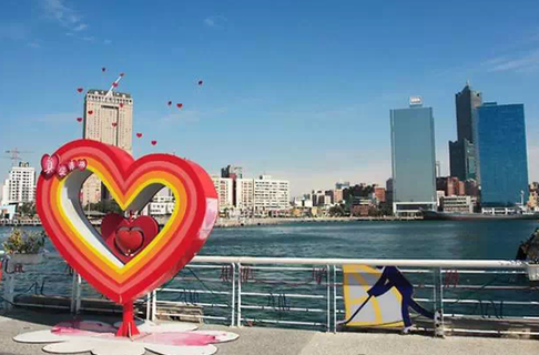  p> b>真爱码头 /b>位于台湾 a>高雄市 /a>爱河出海口处,正式名称为