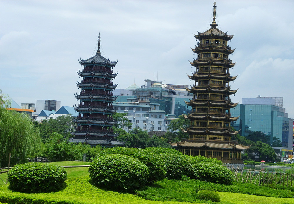  p>双塔,即于山的白塔和乌石山的乌塔,是两座寺庙的塔,是福州标志性