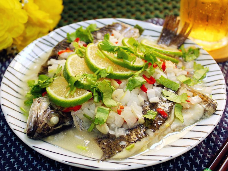 kk">清蒸柠檬鱼是一道以 a target="_blank" href="/item/鲈鱼/66871"