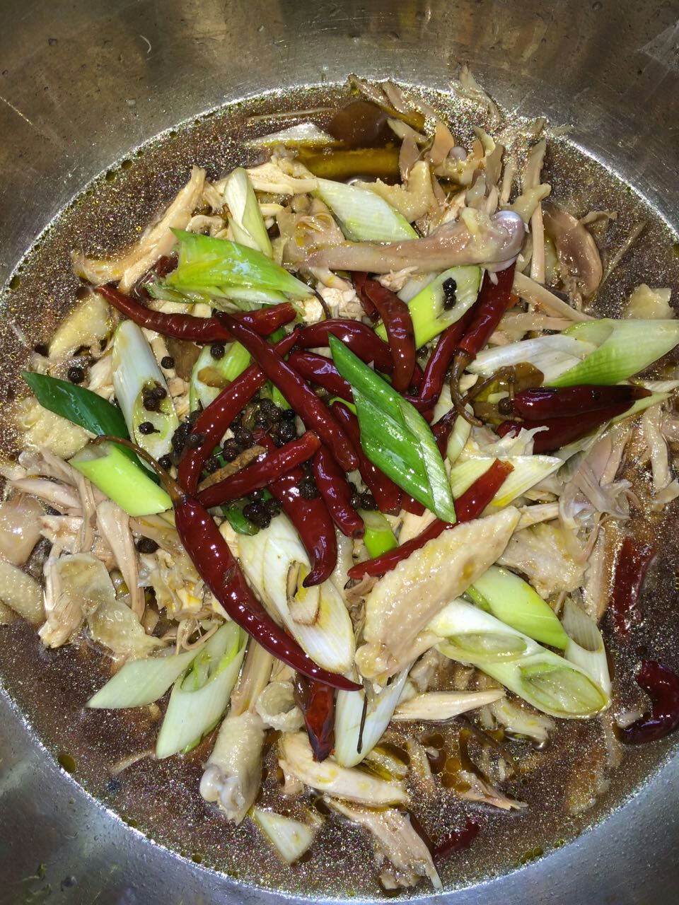  p>椒麻鸡是一道川菜,主材料是开膛鸡肉,主要烹饪工艺是煮.