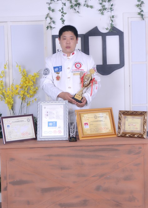  p>李振华,男,1986年生于厨师之乡河南淮阳县,初中学历,现为国家级