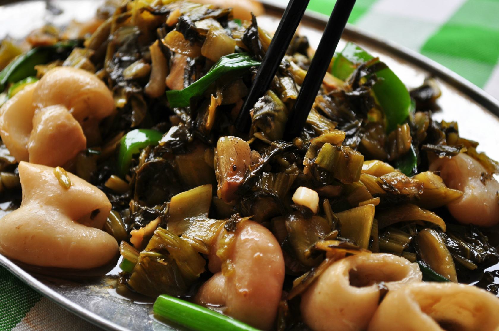 地区特有的杂咸"咸菜",还有市集上美味的猪大肠,烹制完毕的咸菜炒猪肠