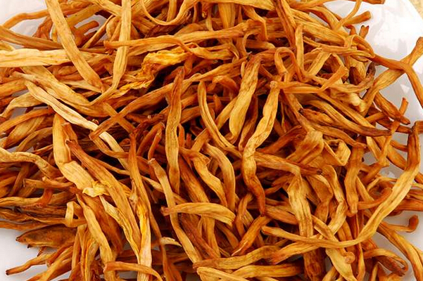  p>金针菜, b>别名: /b>金菜,南菜,黄花菜,萱草花,忘忧草,川草花,宜男