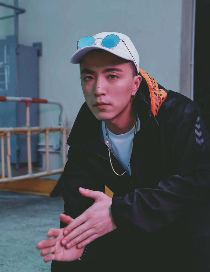  p data-id="gncoyjvfmy">jony j,本名肖佳,1989年12月28日出生于福建