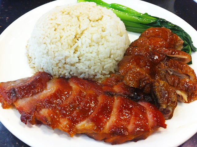  p data-id="gnbk7mtjqe">烧鹅饭是广东省的一道传统名菜,属于粤菜系