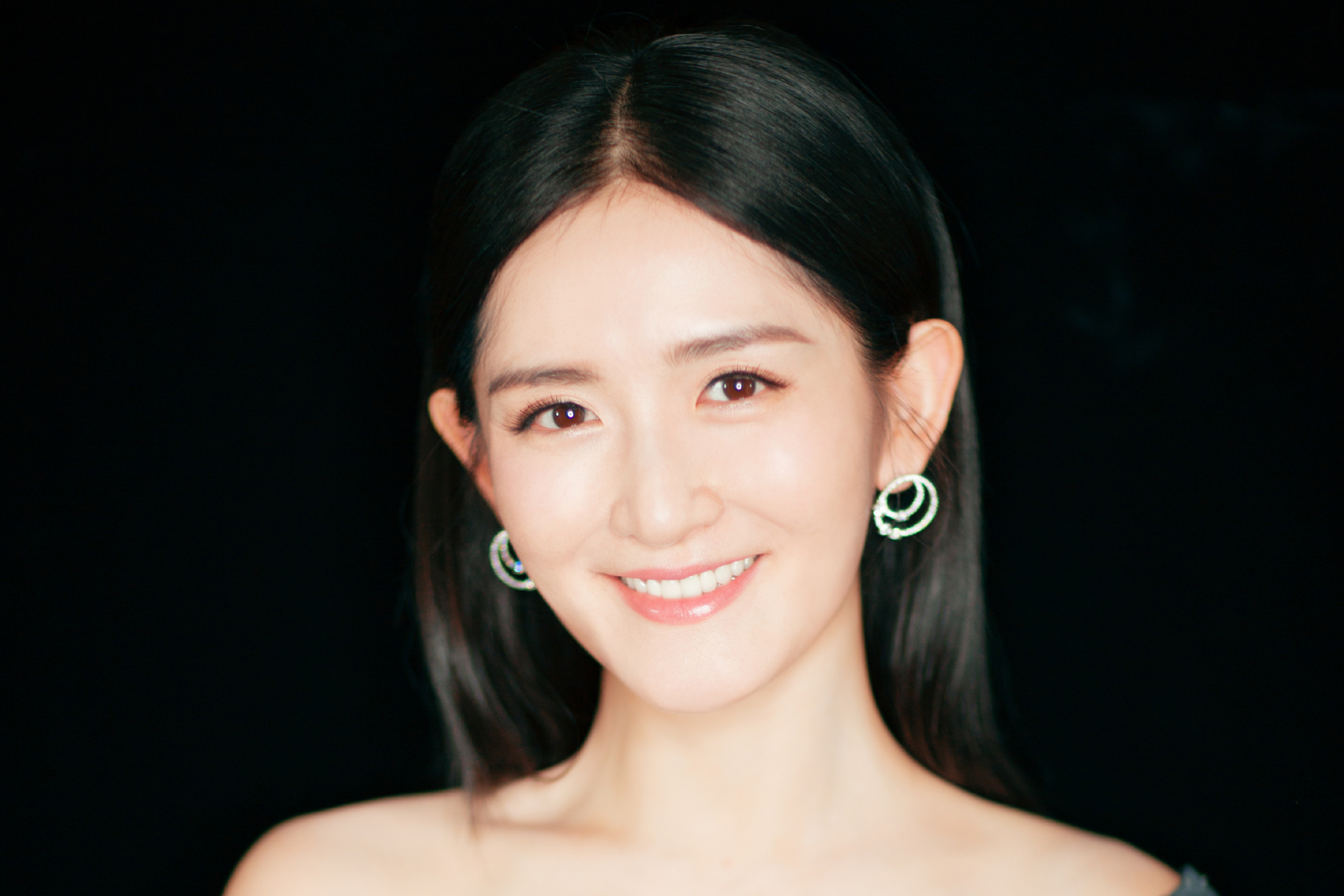  p>谢娜,1981年5月6日出生于四川省德阳市中江县,中国女主持人,歌手