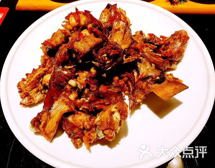  p>香酥椒盐鸭架是一道菜品,主料是烤鸭的鸭架,辅料是油,花椒,白胡椒