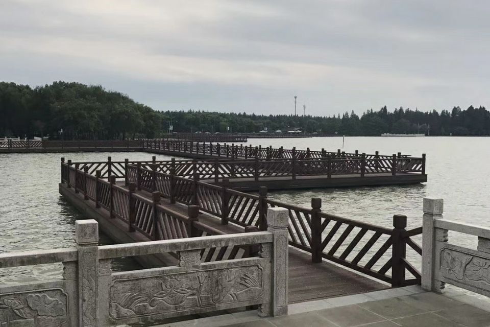  p data-id="gnwilmpdtt">湘家荡旅游度假区位于嘉兴市东郊,距市区7