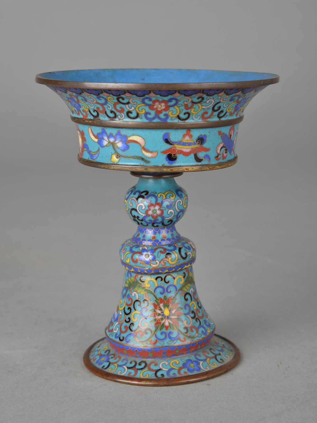  p>清铜胎珐琅酥油灯是一件清代文物,现藏于南京博物院.