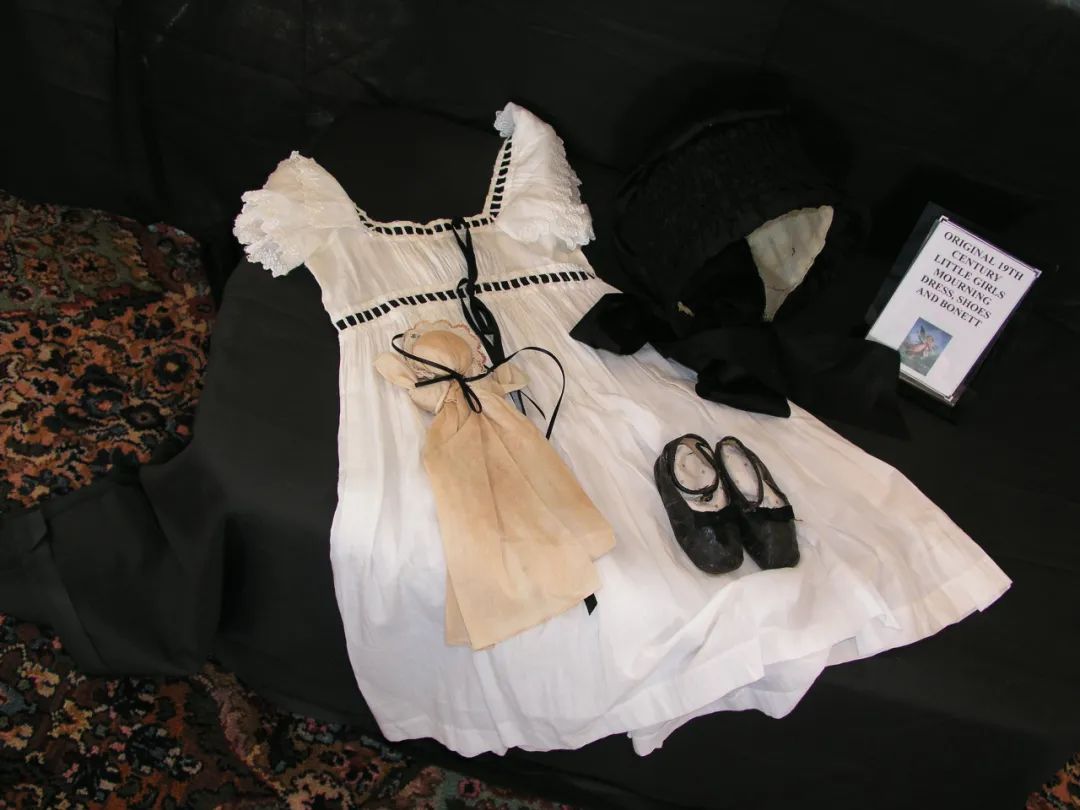 黑色系优雅：19世纪的丧服时尚_百科TA说