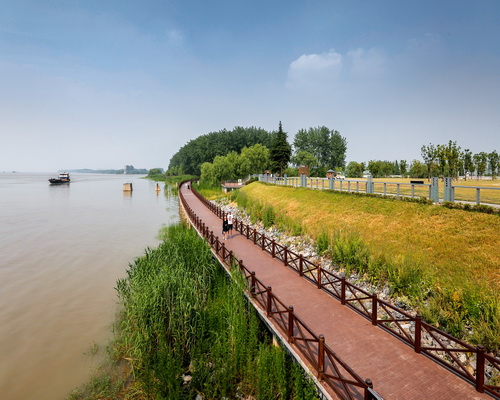 滨河公园位于江苏省<a target="