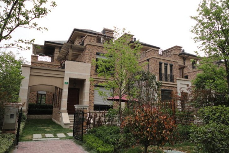  p>朗诗绿岛(别墅)位于上海市宝山罗店,由上海朗华置业有限公司建成