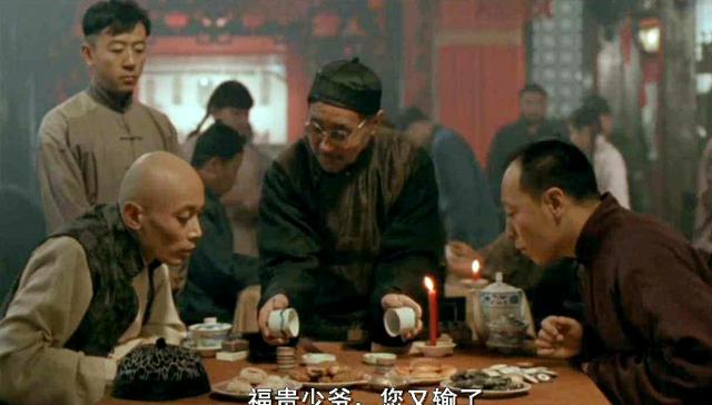 《活着》“阔少爷”福贵年轻时输光家产，老年时只剩下一头老牛_百科TA说
