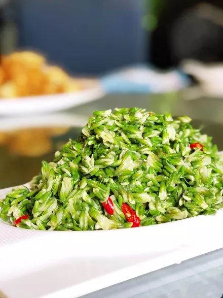  p data-id="go05vql4pz">凉拌槐花是一道美食,主料是槐花,辅料是小葱