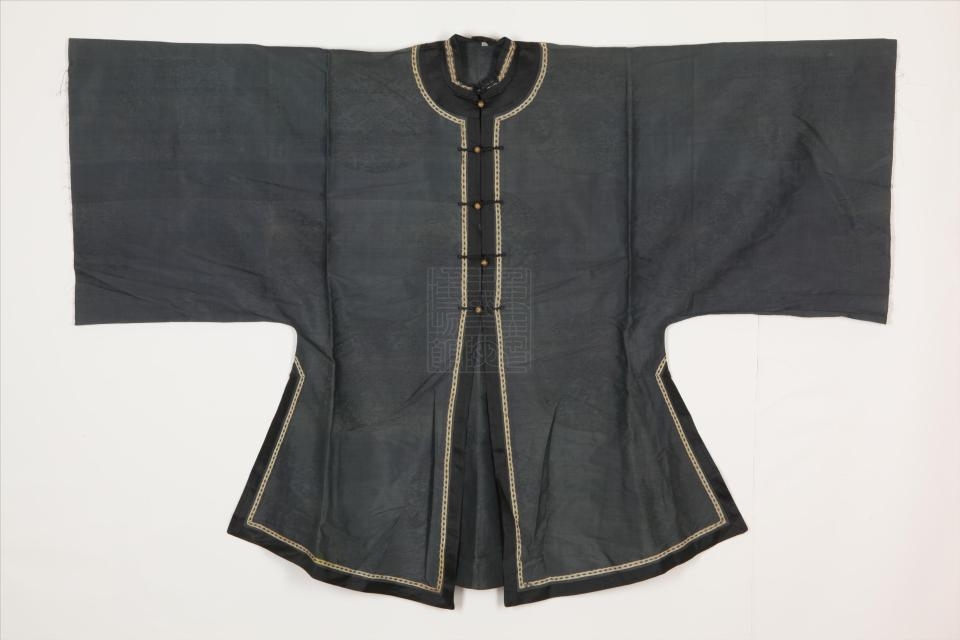 清黑绸团花纹对襟女衫