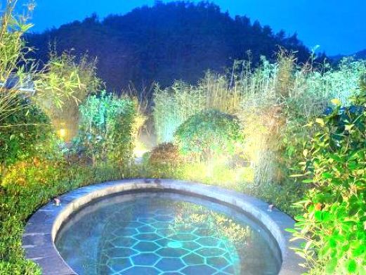 君澜石语汤池位于湖州市安吉县孝丰镇君澜大道1号安吉君澜度假酒店