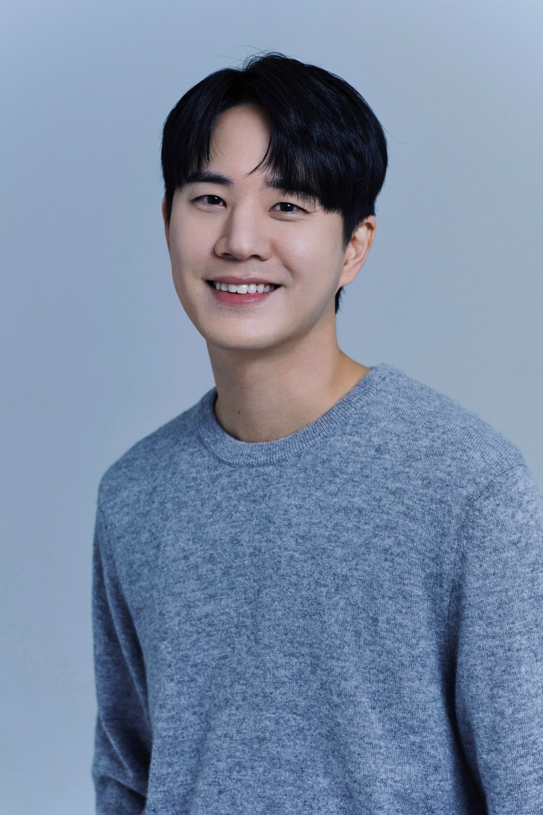 本名李胜元(         ),男,出生于1984年2月8日,韩国男演员,音乐剧