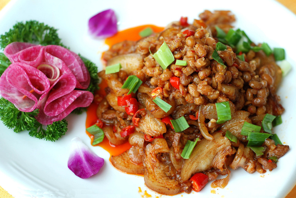 腊八豆炒肉皮肉