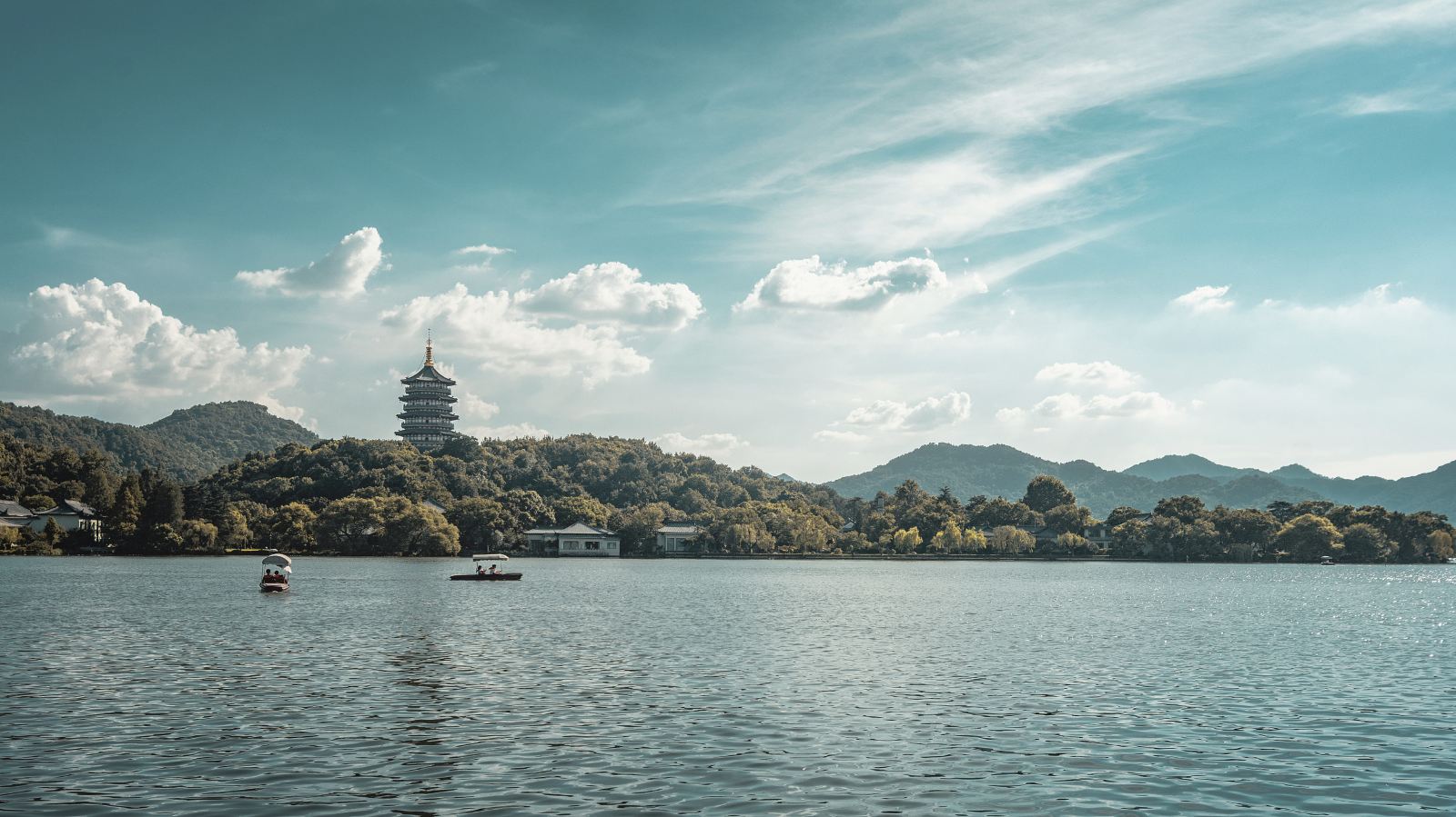  p>醉美西湖观光游乐园位于武汉市东西湖区吴新干线634号水岗桥旁