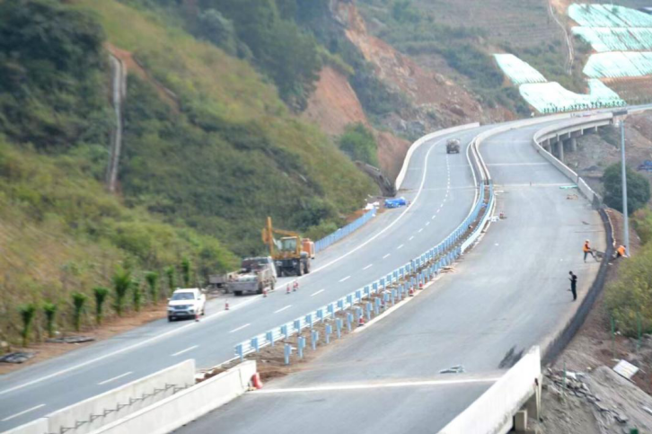  p>玉临高速公路起于玉溪市新平县大开门,经普洱市镇沅县,止于临沧市 