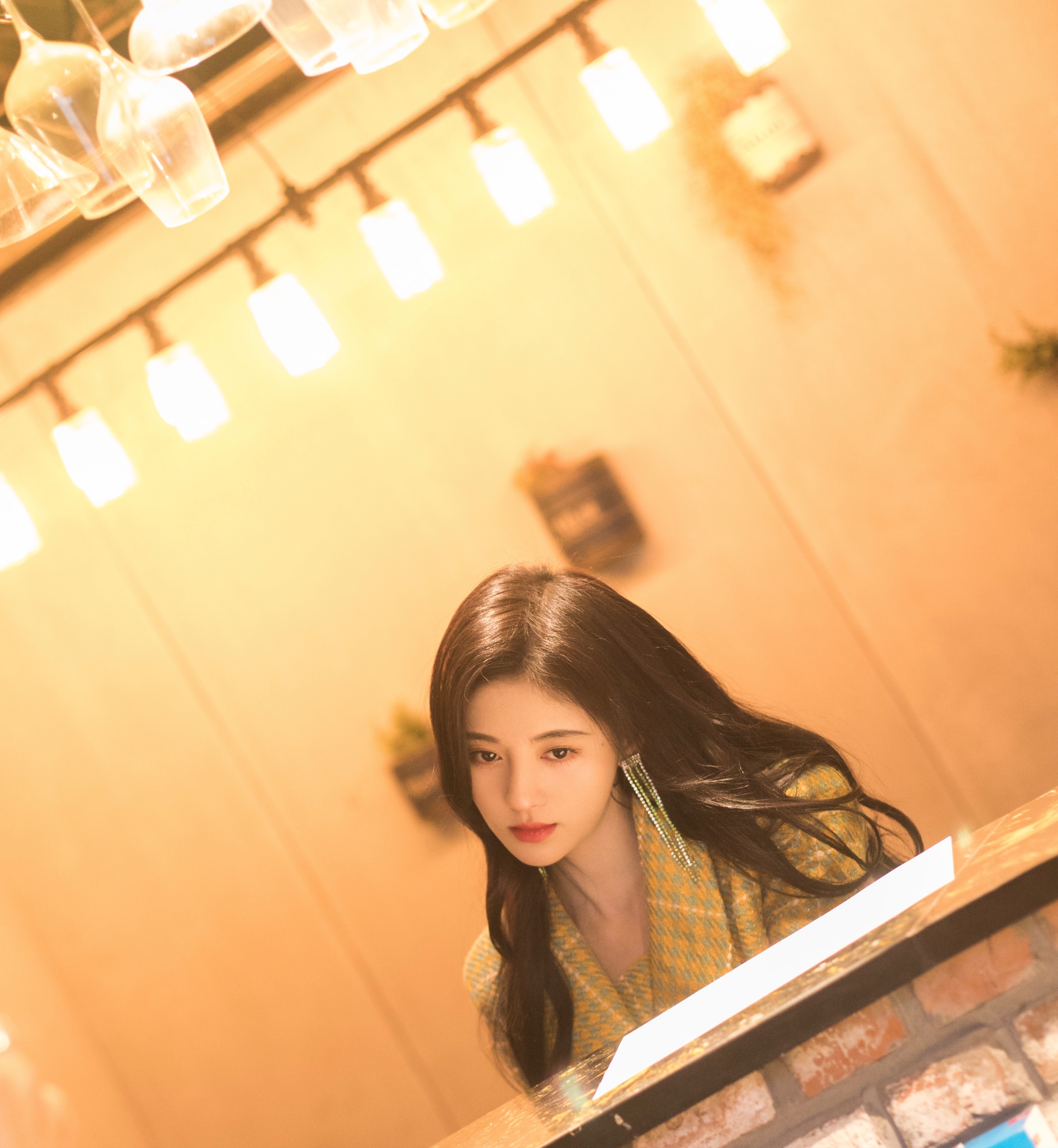  p>鞠婧祎(kiku),1994年6月18日出生于四川省遂宁市,中国内地影视女