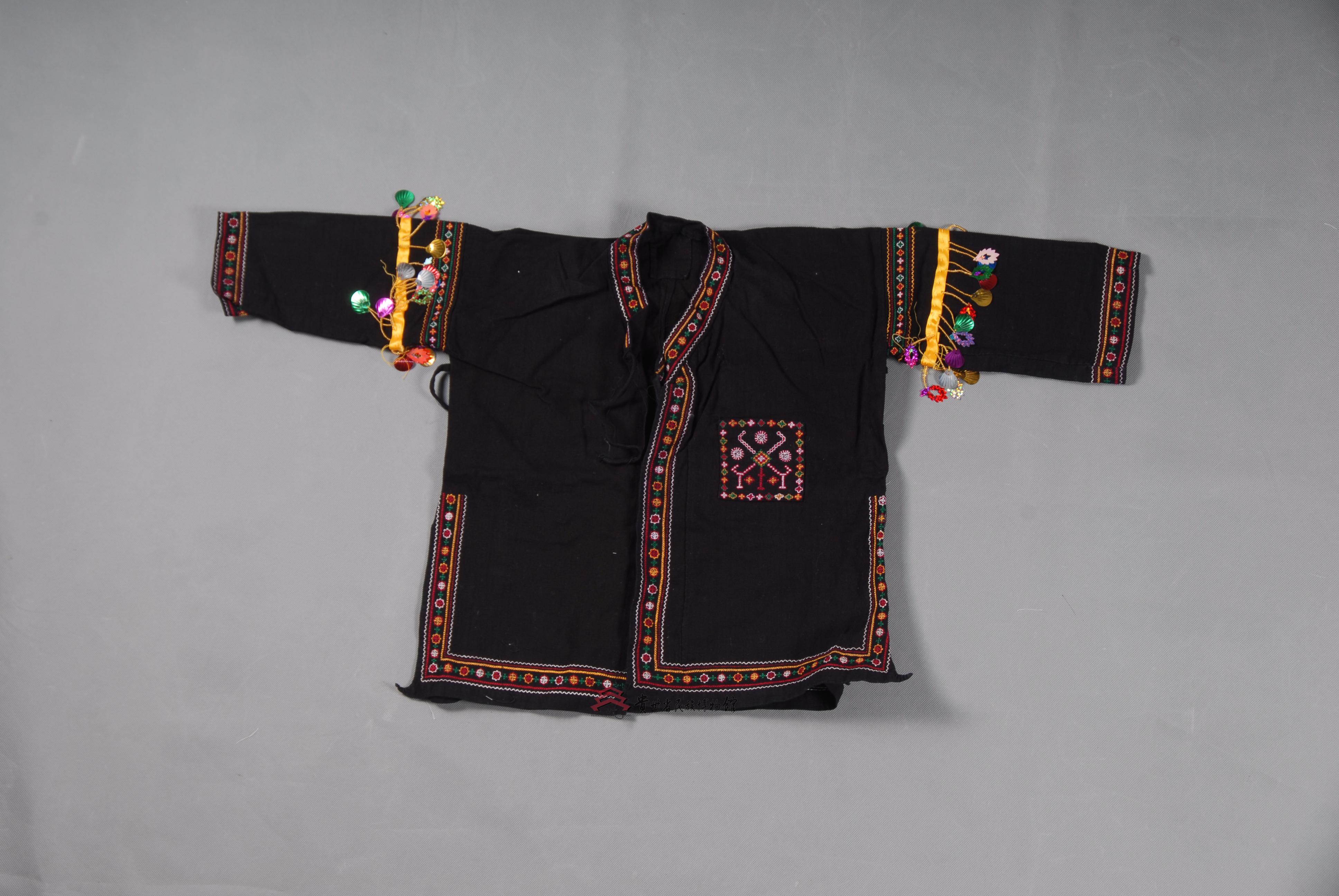 当代荔波瑶族青布平绣花草纹右衽女童衣