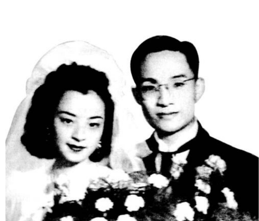 金庸最对不起的女人，跟他患难20年被小三挤走，晚景凄凉孤独终老_百科TA说