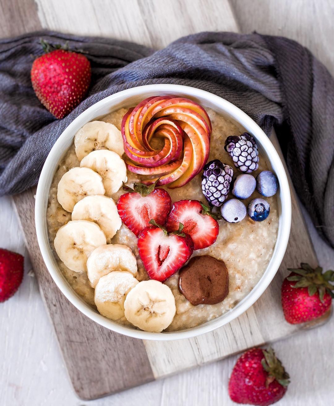 芝麻燕麦水果粥