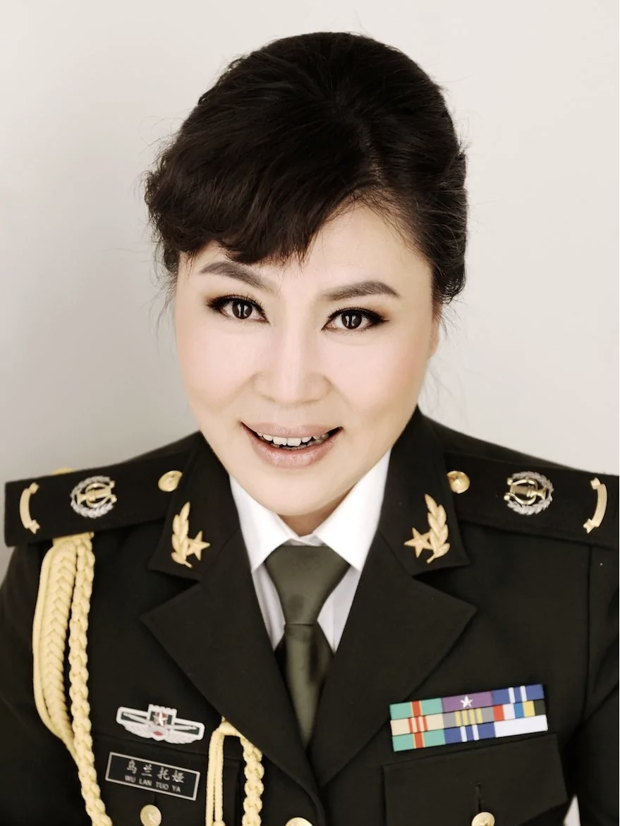 蒙古族,内蒙古呼和浩特人,中国内地女歌手,总参谋部军旅歌手,先后于 a