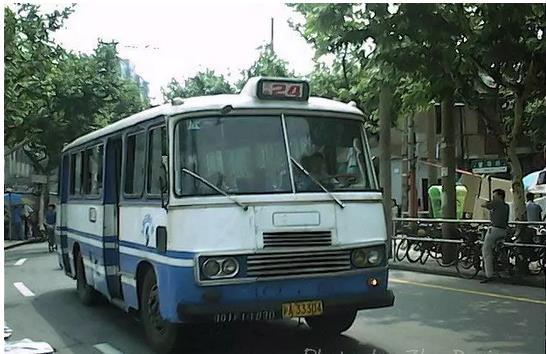 data-lemmaid="127743">上海市中心的一条无轨电车线路,开通于