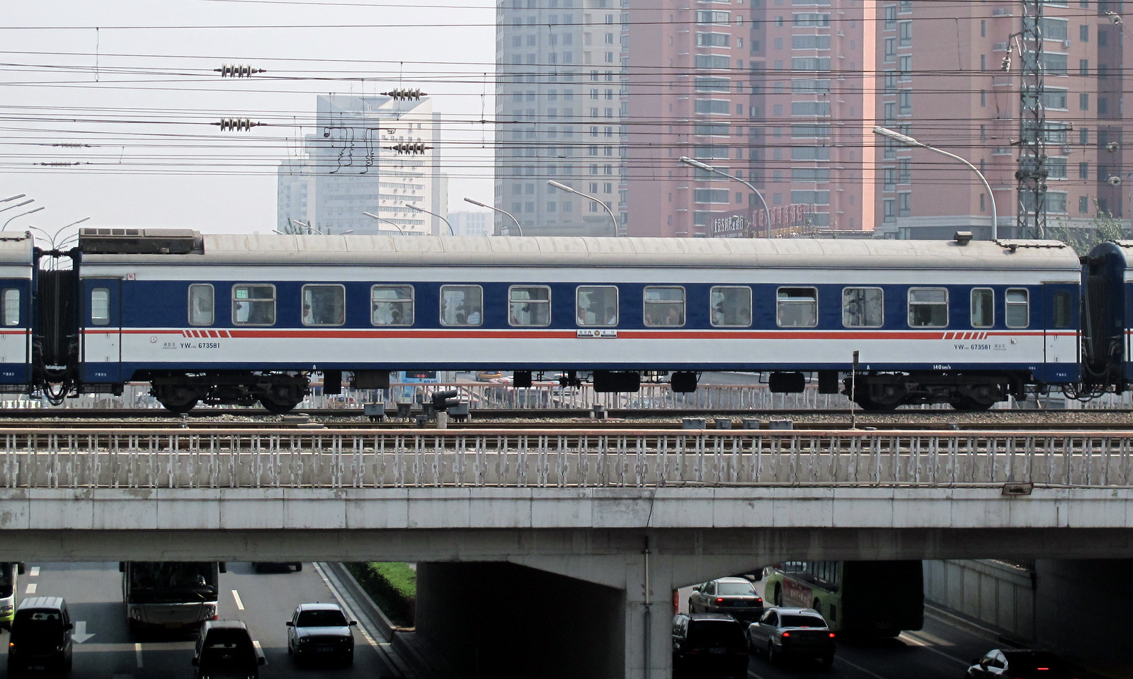 蓝色涂装的中国铁路客运列车