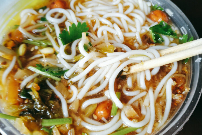 陈米硬度高,米香足米味浓,做出的米粉色泽带黄,老一辈的人较喜欢吃,贪