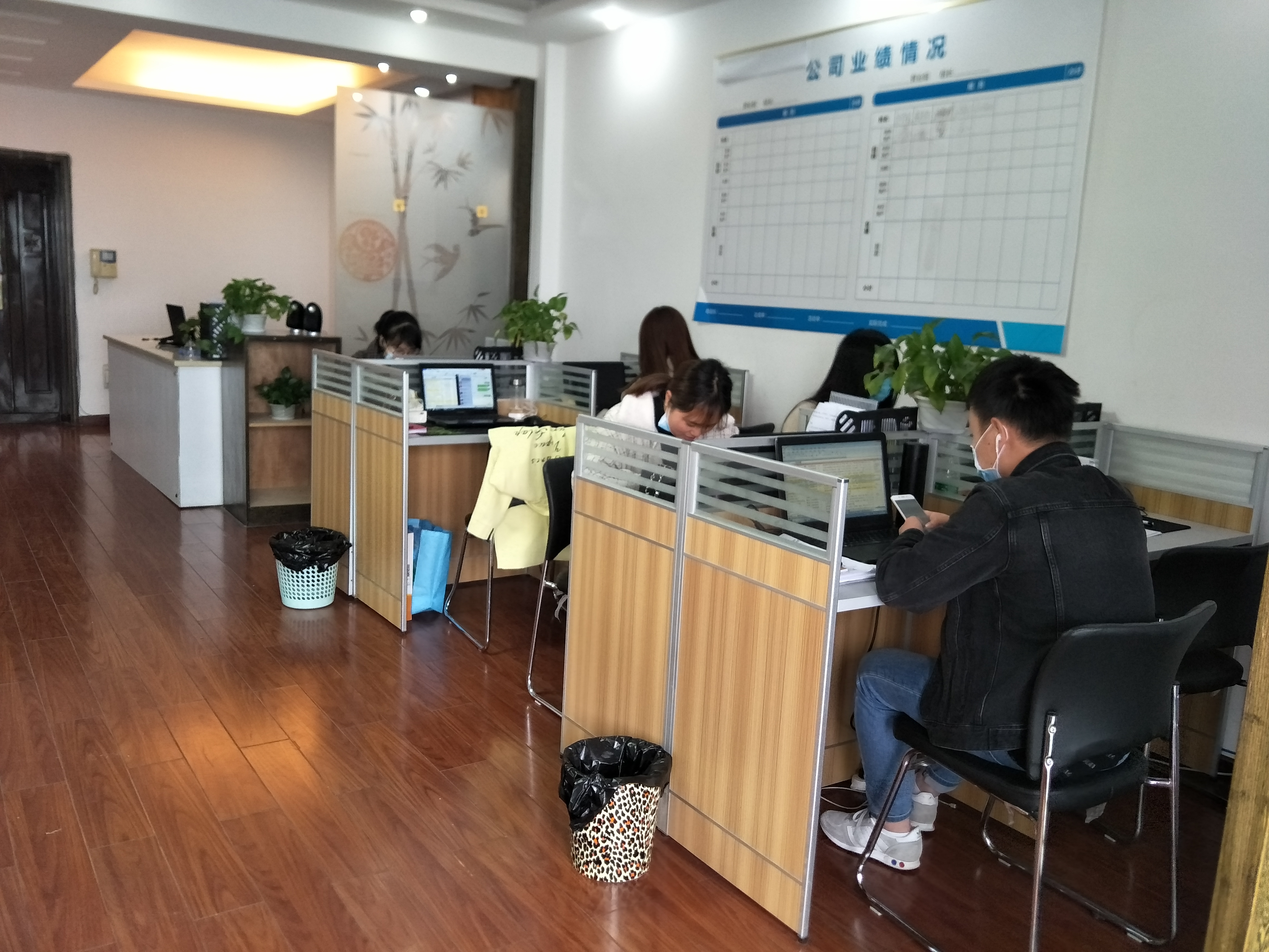 法定代表人李娜,公司经营范围包括:服装,鞋帽,日用百货,文化用品,针织