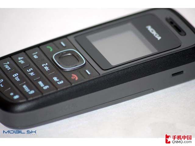  p>诺基亚1208手机采用经典的直板造型,102×44.1×17.
