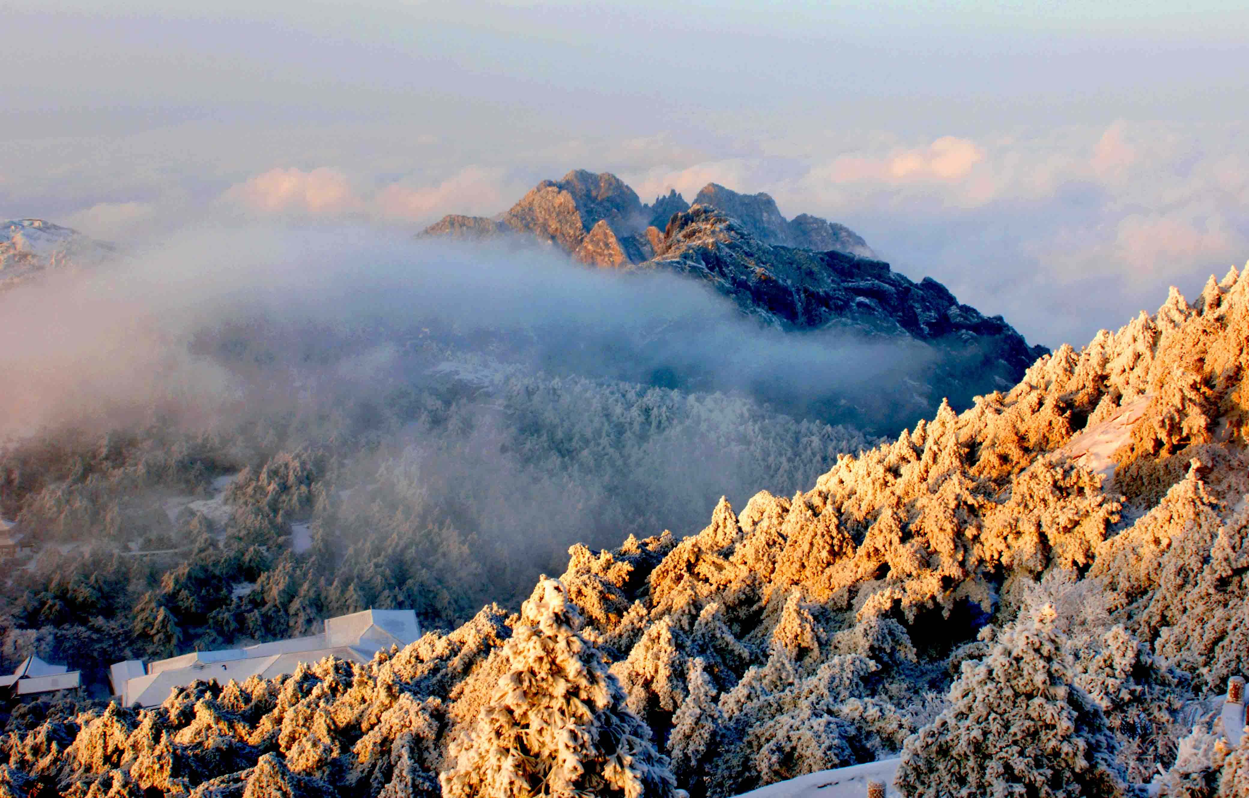 登龙山颇艰辛,从浑源县城西南10公里抵龙山脚下荆庄村,从荆庄至山顶长