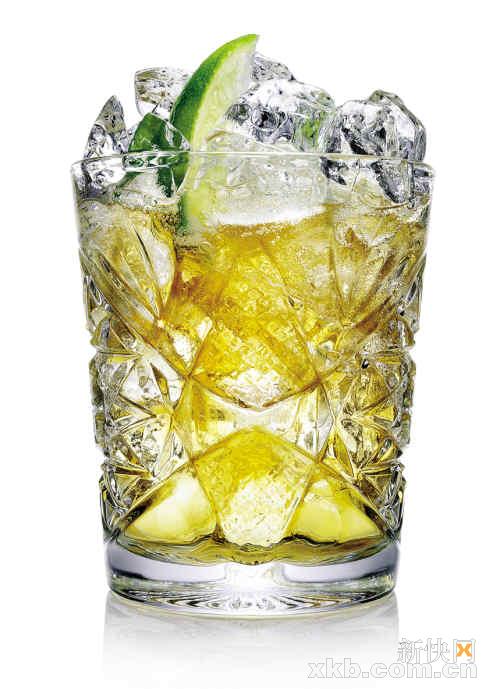 而是以原料琴酒,姜汁汽水等制作而成的一款口感辛辣的鸡尾