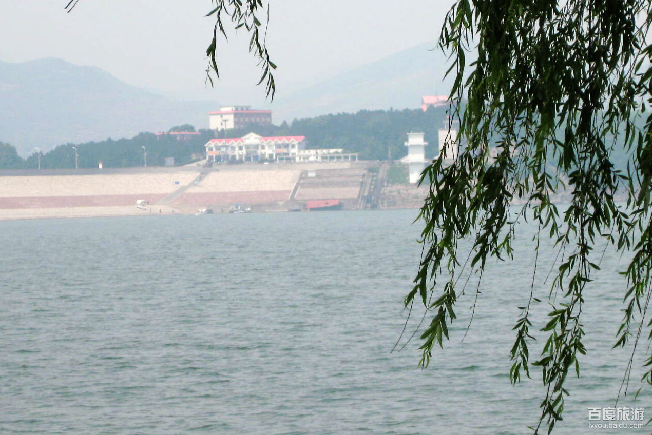 data-lemmaid="1396737">薄山湖风景区 /a>位于驻马店确山县城南20