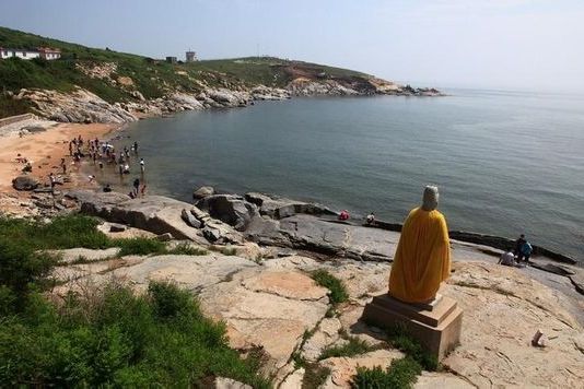 >兴城海滨 /a>向东南方向海面望去,海天交接处隐约可见一座起伏的山峦