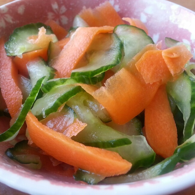 凉拌黄瓜胡萝卜片