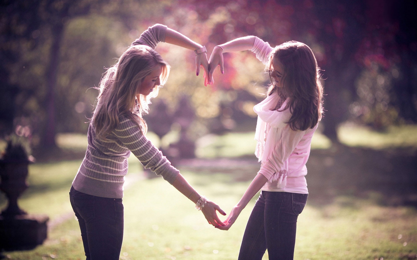  p>女同性恋,又称女同,拉拉,蕾丝边, a target="_blank" href="/item