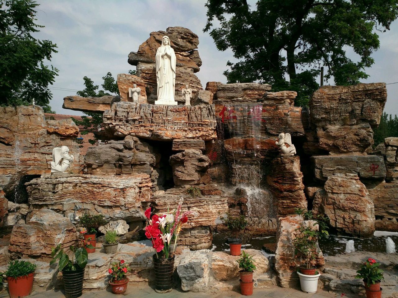  p data-id="gnwha0y4fd">圣母山是天主教徒的朝圣地,是 a target="