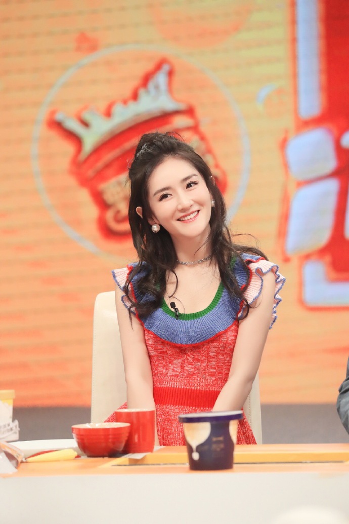  p>谢娜,1981年5月6日出生于四川省德阳市中江县,中国女主持人,歌手