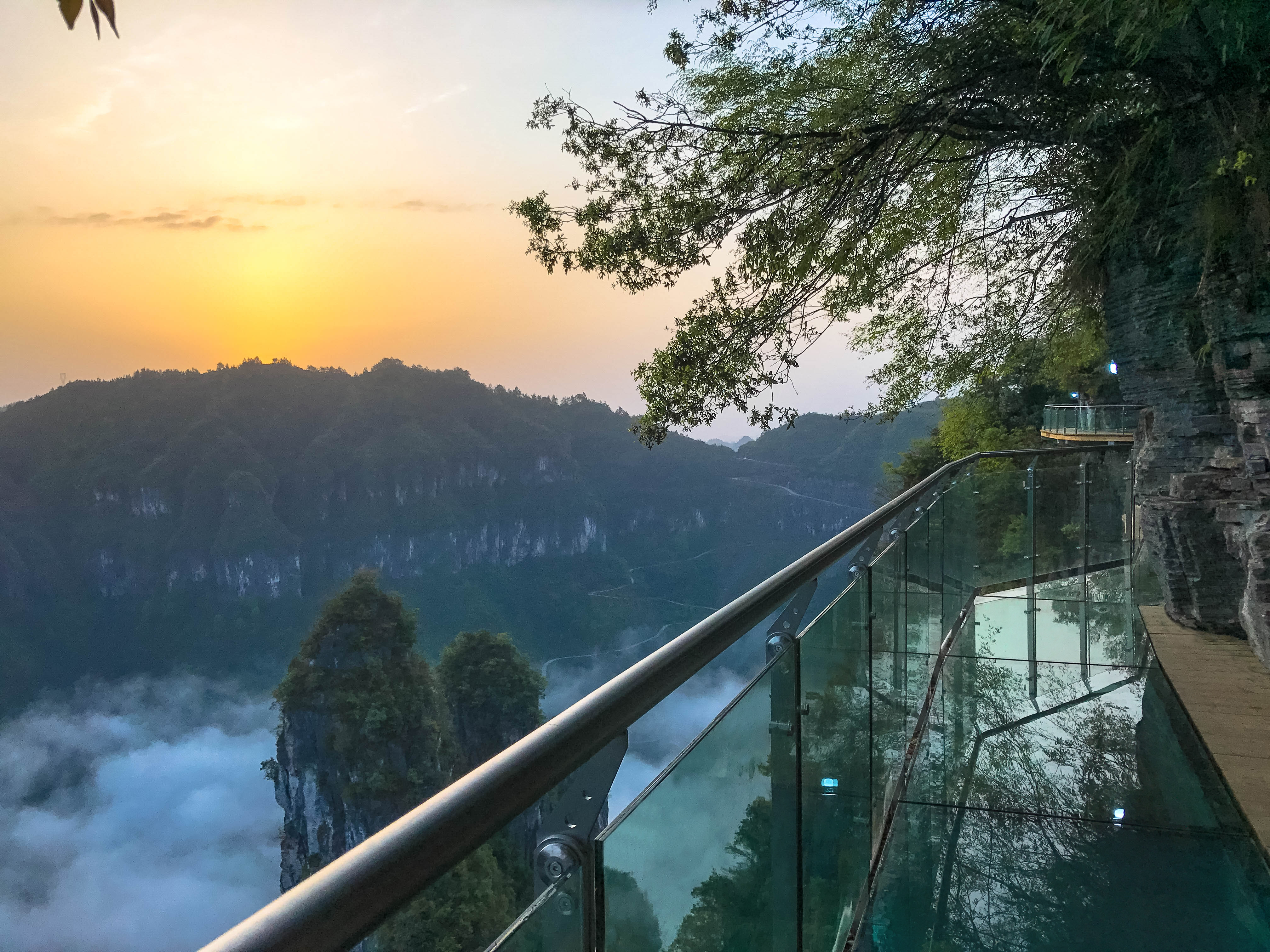  p>矮寨悬崖栈道,位于湖南省湘西土家族苗族自治州矮寨奇观景区内