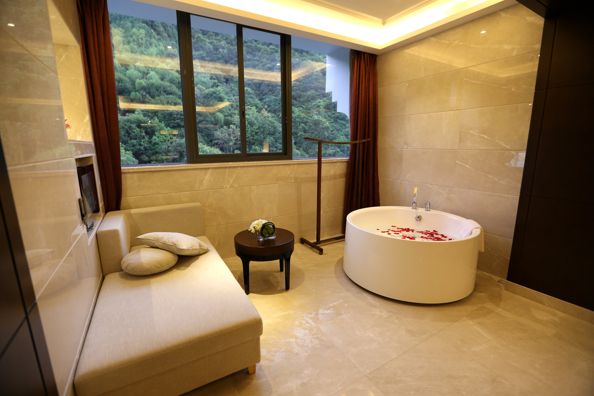  p>新丰云天海温泉度假村位于广东新丰县梅坑镇利坑角,占地4800亩.