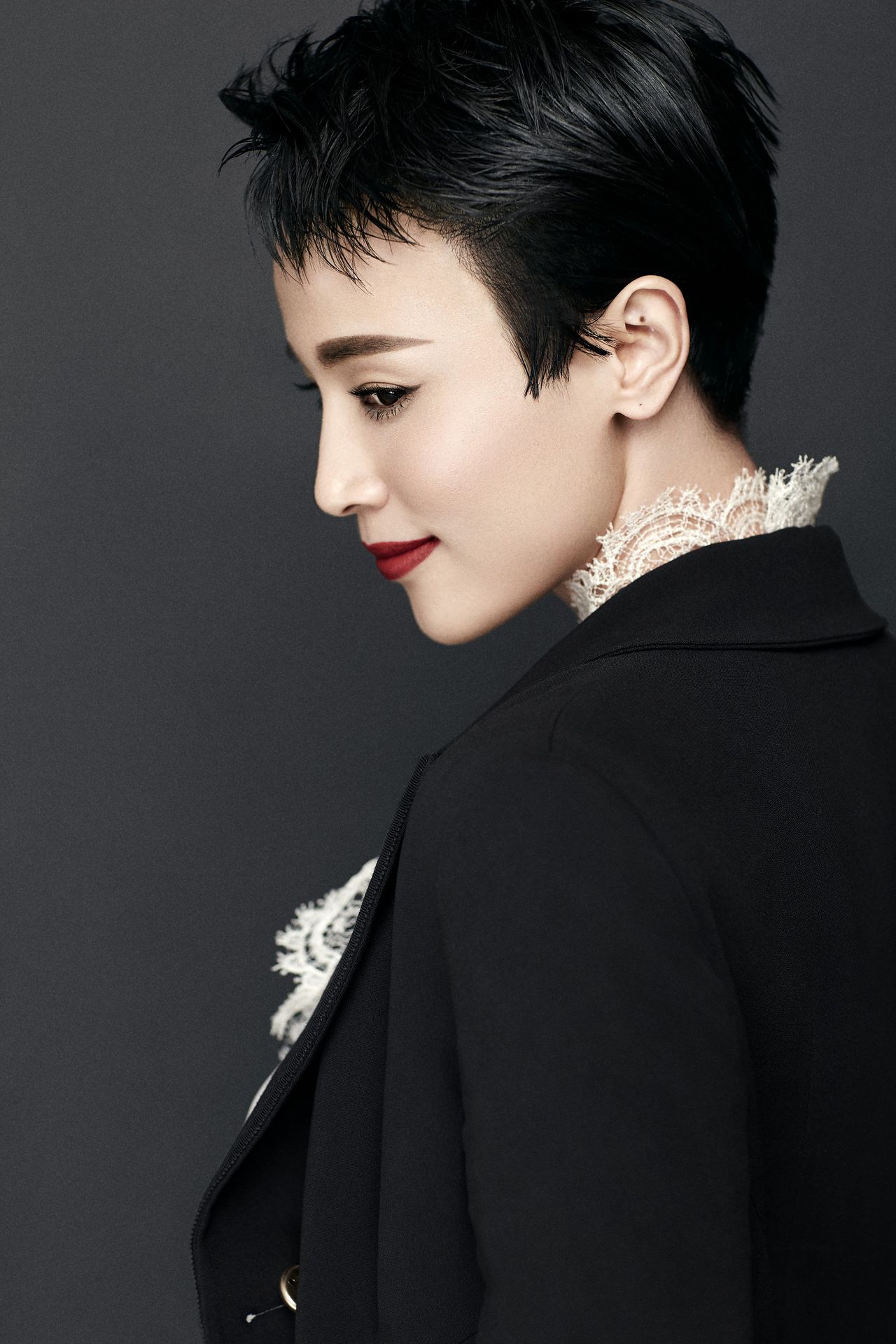 于浙江省金华市浦江县,毕业于浙江省艺术学院越剧表演班,中国女演员