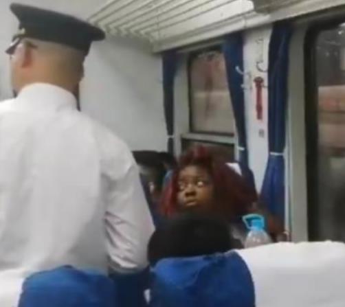  p>2018年9月23日,在上海至阜阳的k8482列车上,一位外籍女子霸座,向拍