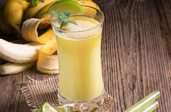 是一道饮品,制作原料主要有香蕉,牛奶,蜂蜜